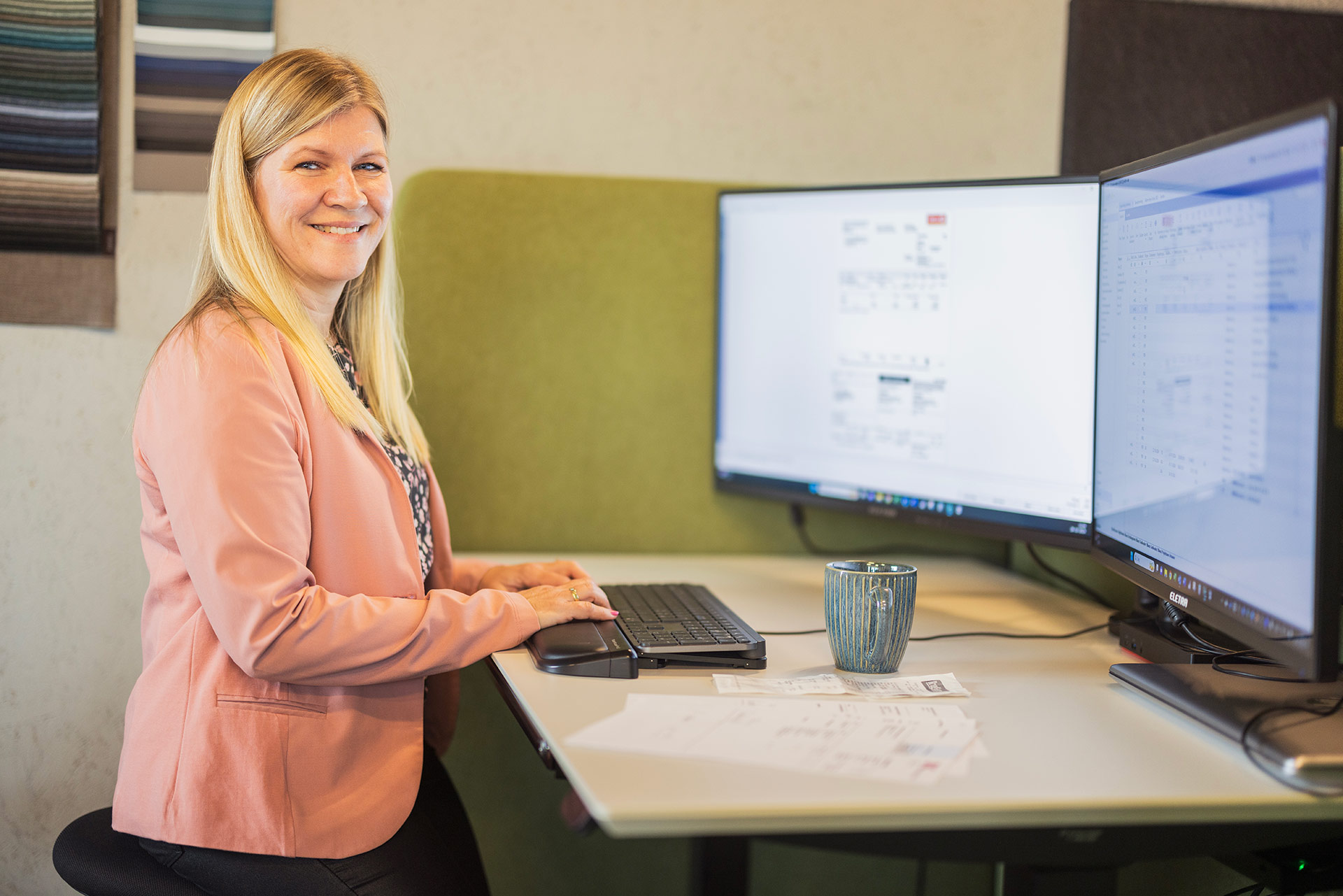 Kvinde i laksefarvet blazer administrerer indretning af plejehjem