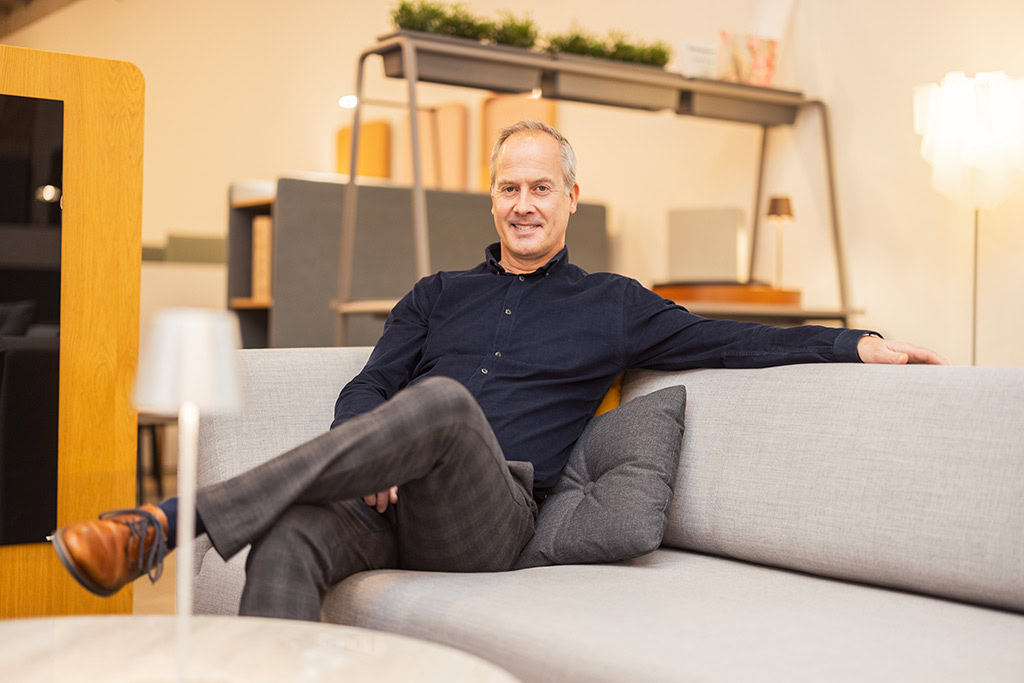 Konsulent der hviler i sofa til demensvenlig indretning.